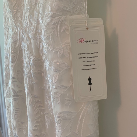 Never worn wedding dress - Picture 3 of 3